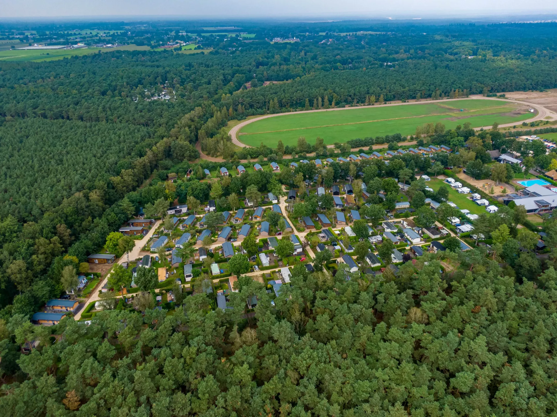 Houten natuurhut in een bosrijke omgeving