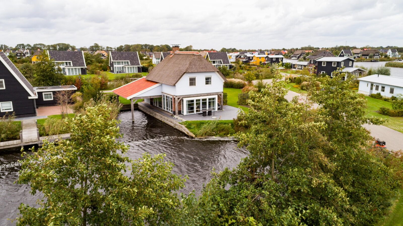 Luxe watervilla met aanlegsteiger