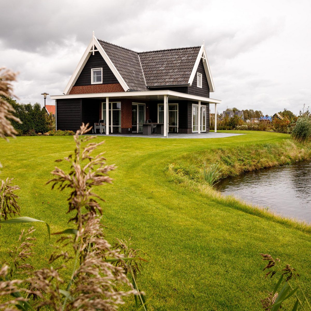 Luxe vakantiewoning direct aan het water (8p)