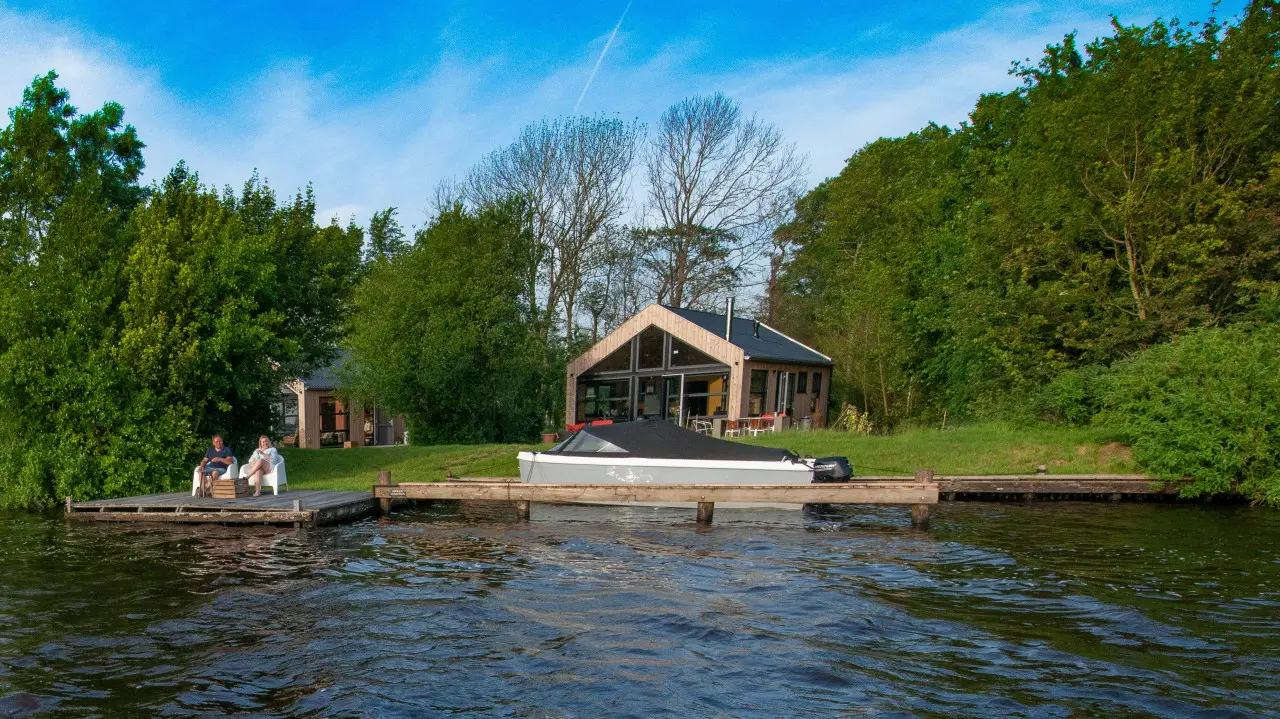 Vakantiehuis direct aan het water met steiger