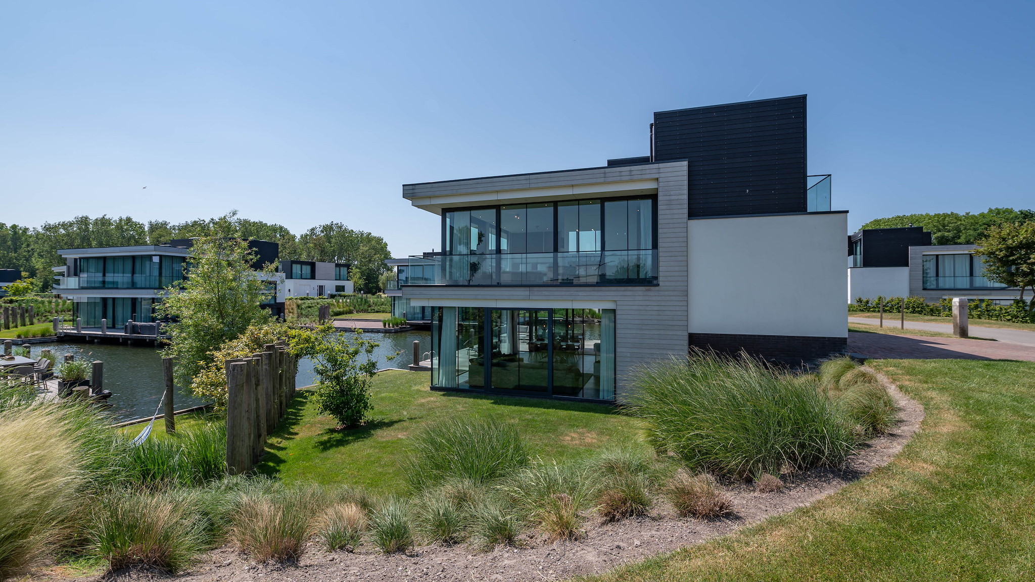 Watervilla met zwemsteiger in Zeeland