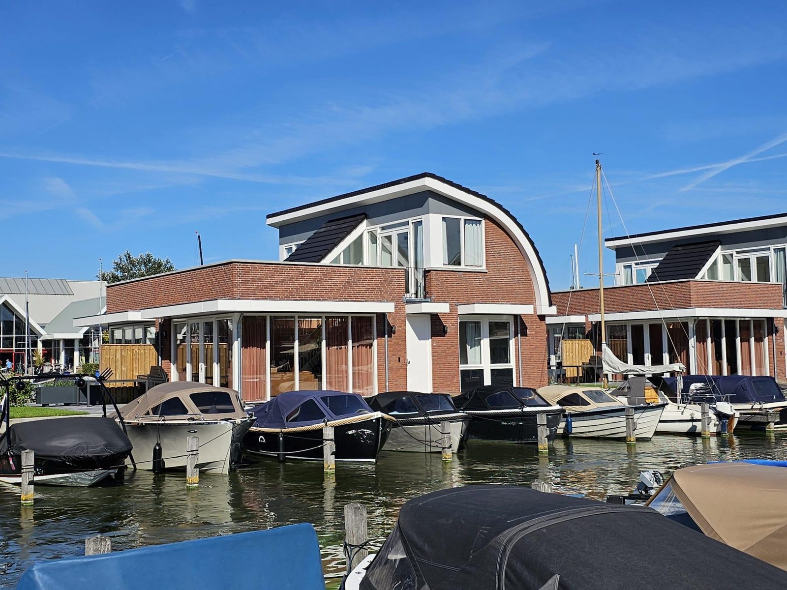 Villa aan het water met dakterras