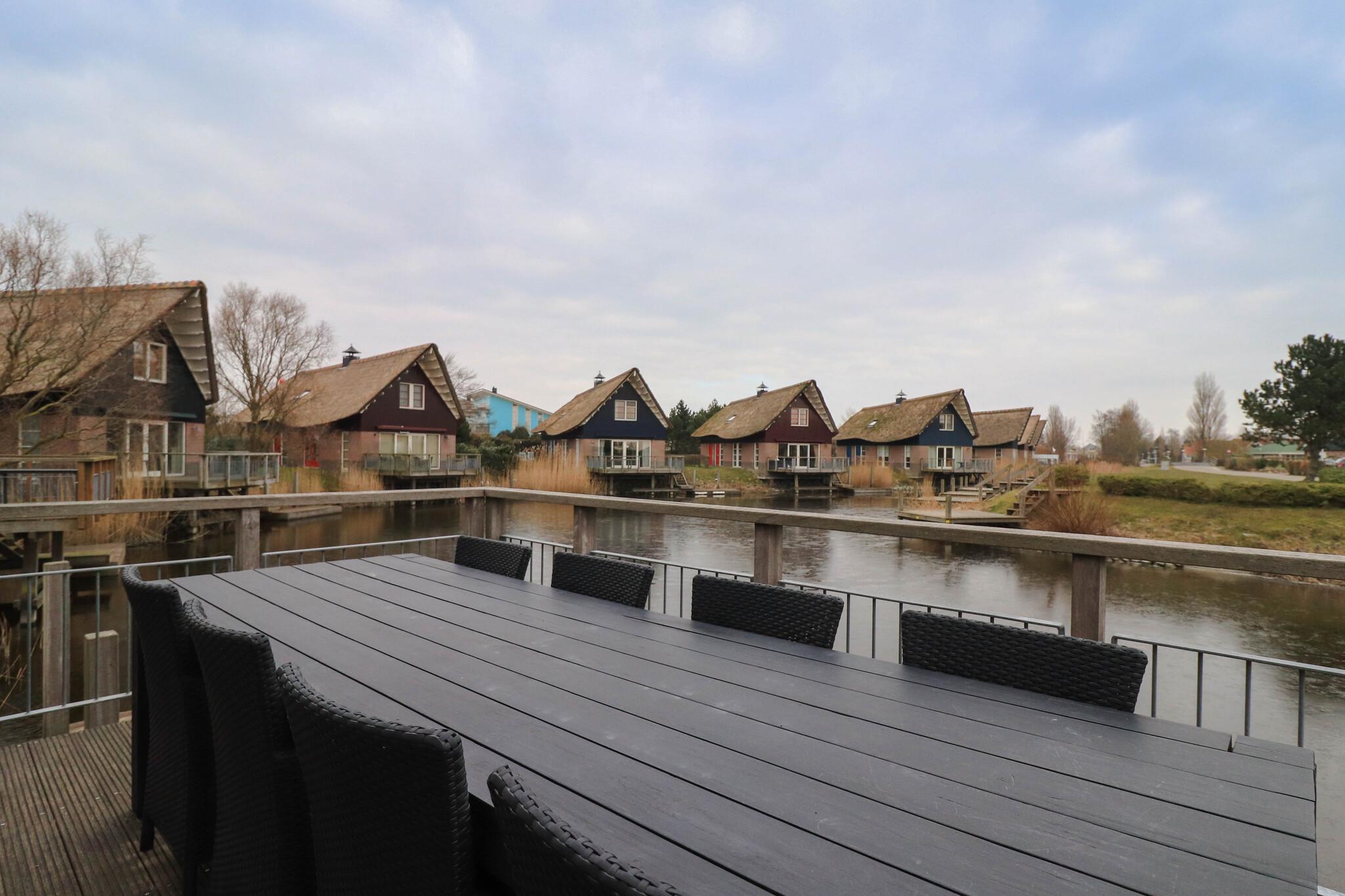 Luxe familievilla met sauna aan het water