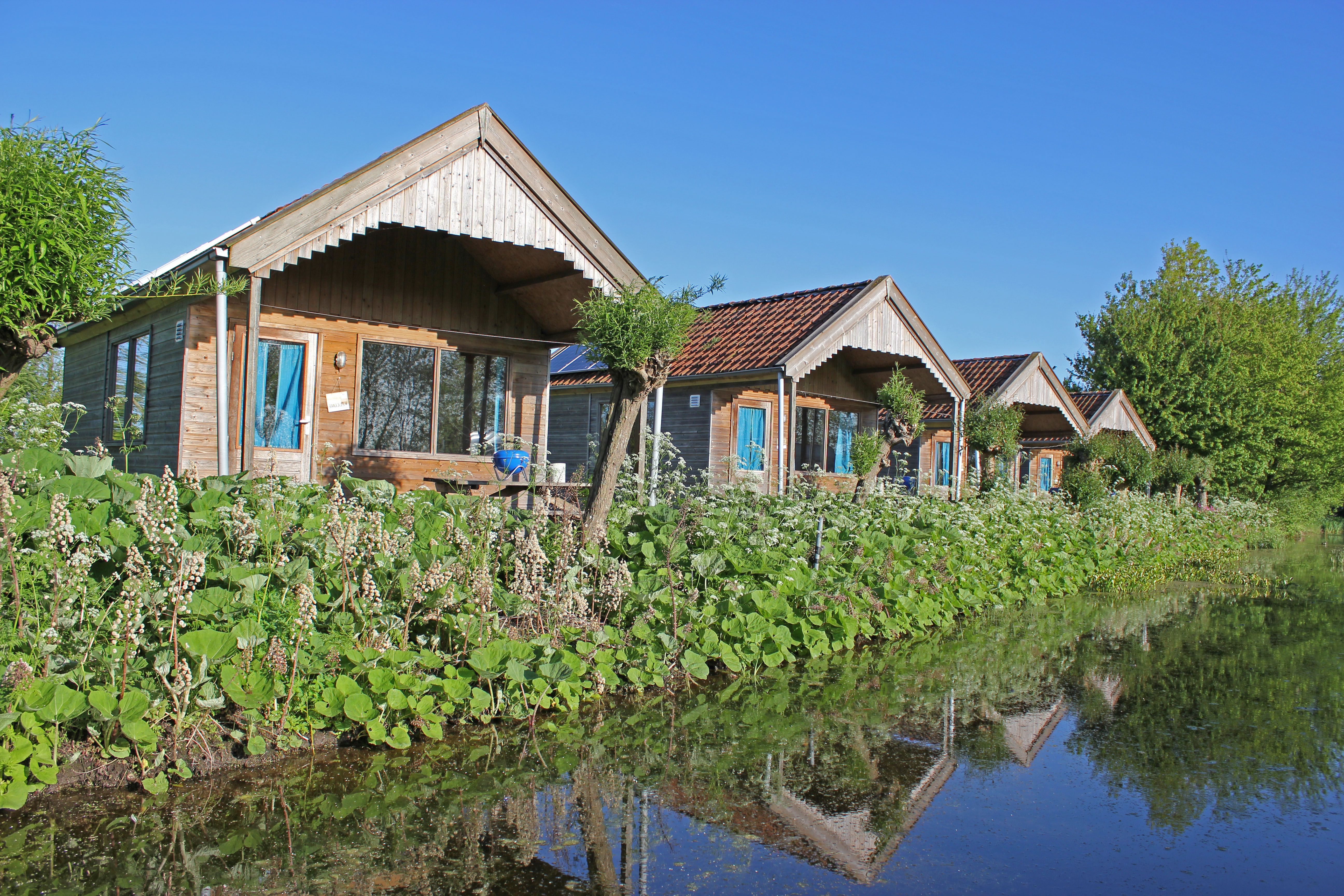 Grote vakantiehut aan het water in Friesland