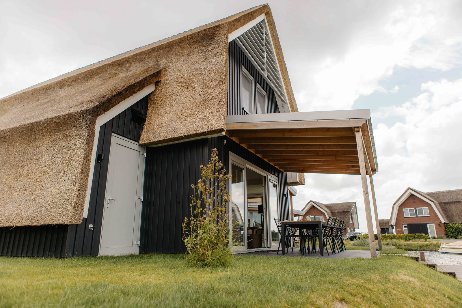 Villa met sauna aan het water in Friesland