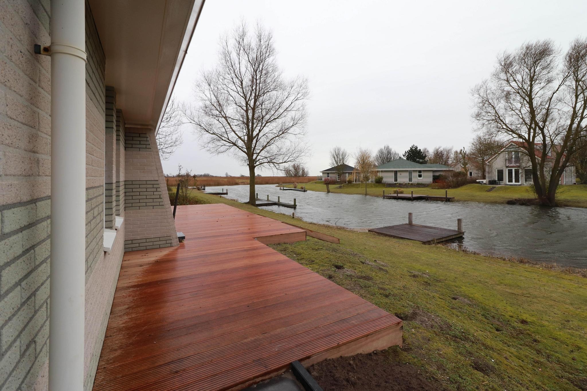 Luxe bungalow met sauna aan het water