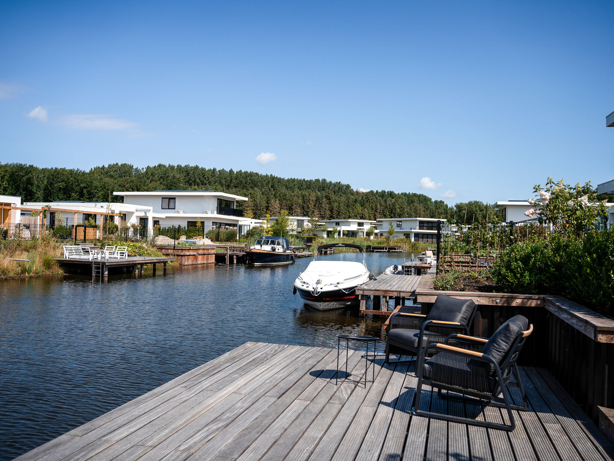 Vakantievilla met dakterras aan het water