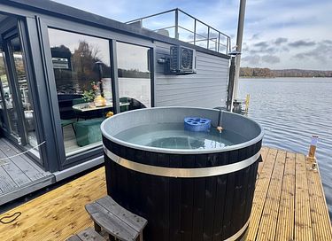 Bateau-maison avec toit terrasse et hottub