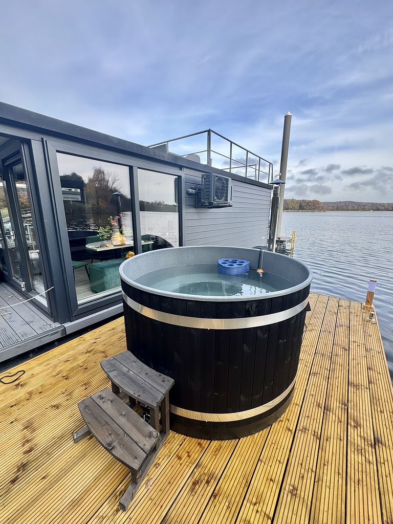 Bateau-maison avec toit terrasse et hottub - 1