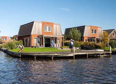 Spacious 8-person waterfront holiday home