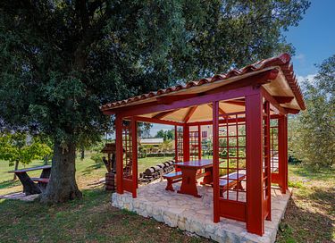 Large villa with private pool and spacious garden - 10