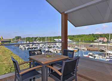 Apartment overlooking the water