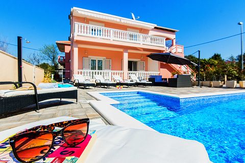 Vakantievilla (10p) met privé zwembad - 2