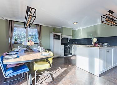 Spacious holiday home with hot tub and garden - 9