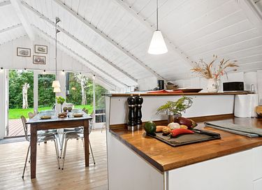 Vakantiehuis omgeven door groen met terras - 19