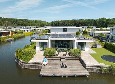 Villa moderne sur l'eau (8 personnes) avec climatisation