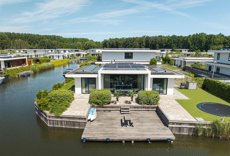 Villa moderne sur l'eau (8 personnes) avec climatisation - 1