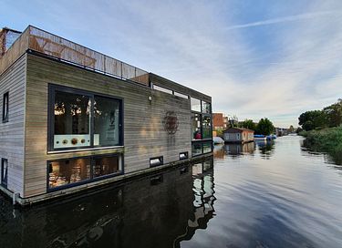 Modern design houseboat in quiet area - 1