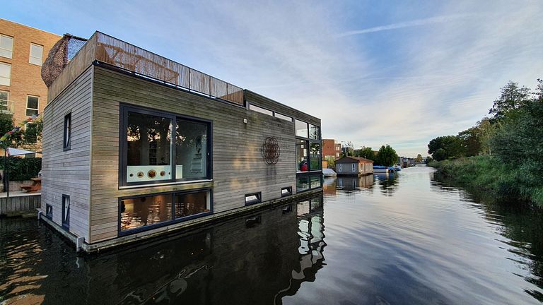 Modern design houseboat in quiet area - 1