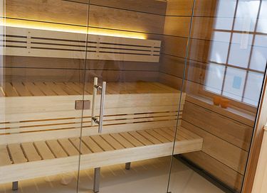 Vacation home with sauna and hot tub for 4 - 16