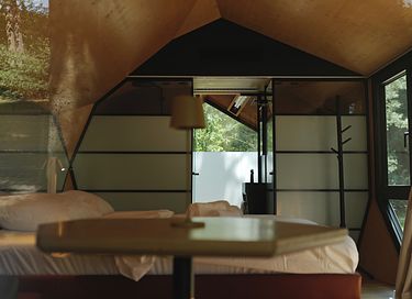 Romantic mirror-themed cottage with a hot tub - 6
