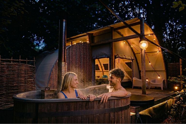Luxuriöse Glampingzelt mit Badefass am Wasser - 1