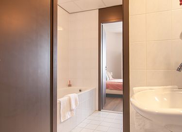 Stylish accommodation overlooking the water - 23