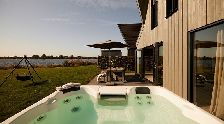Villa aan het water met jacuzzi - 1