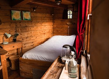 L'arbre a cabane avec un balcon dans un environnement naturel - 7