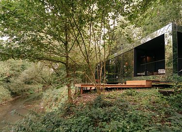 Spiegelcabin met hottub in de natuur