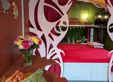 tiny house colorée dans le verger - 12