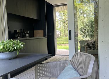 Uniek tiny house tussen de bomen - 8