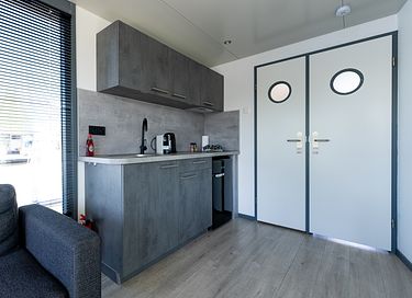 Houseboat op het water met mooi uitzicht  - 8