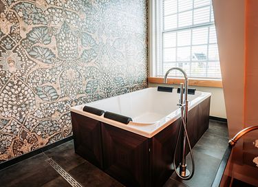 Suite avec baignoire spa dans un hôtel de charme - 8