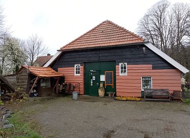 Cozy gipsy wagon in rural setting - 8