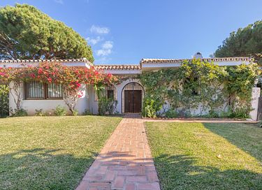 Large holiday home with private pool and garden - 6