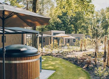 Tiny lodge met hottub in de natuur