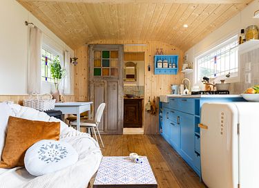tiny house dans le style d'une roulotte - 6
