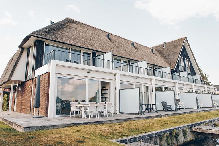 Rietgedekte villa met uitzicht over het meer - 1