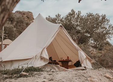 Übernachten Sie in einem schönen Glamping-Zelt