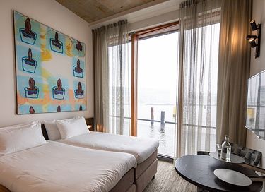 Luxe kamer in Amsterdam met zicht op het IJ