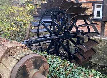 Historische watermolen in groene omgeving - 3