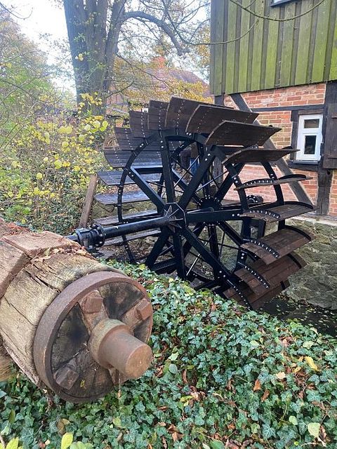 Historische watermolen in groene omgeving - 3