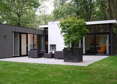 Design huis in een bosrijke omgeving