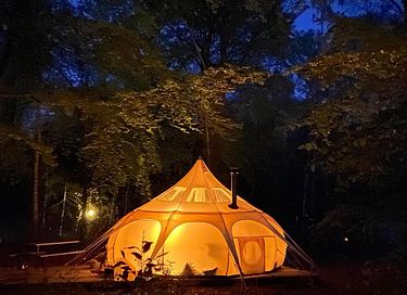 Sterren kijken vanuit je bed in deze glamping - 1