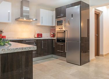 Large holiday home with private pool and garden - 17