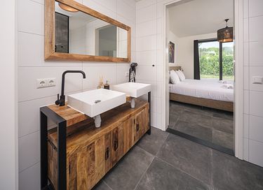 Luxe villa aan het water met omheinde tuin - 14