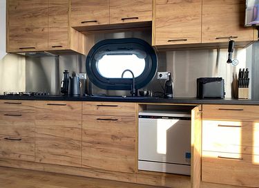 Overnachten op een luxe ingerichte houseboat - 3