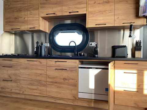 Overnachten op een luxe ingerichte houseboat - 3