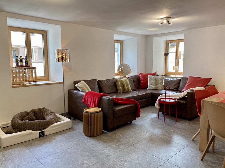 Geräumige Wohnung in denkmalgeschütztem Gebäude - 1